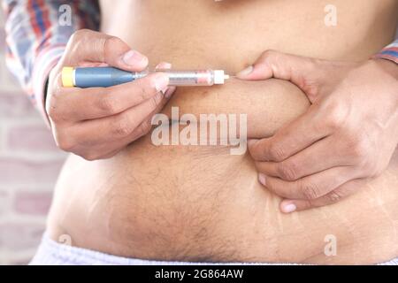 Junger Mann Hand mit Insulin-Stift Nahaufnahme Stockfoto