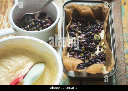 Heidelbeer-, Zitronen- und Minzteigkuchen in Backform Stockfoto