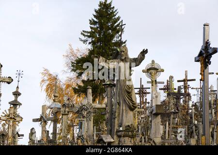 Berühmter Kreuzberg im Norden Litauens Stockfoto