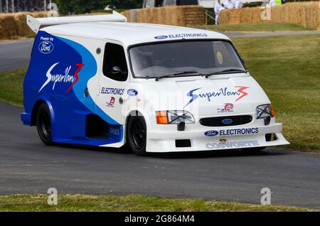 Der Ford SuperVan 3 fährt beim Goodwood Festival of Speed 2013 den Berg hinauf. Erbaut 1994 zur Förderung des neuen Mark 3 Transit Facelifts. Cosworth Stockfoto