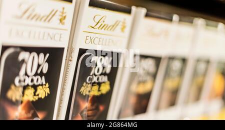 POZNAN, POL - APR 28, 2021: Lindt-Schokoriegel werden in einem Supermarkt zum Verkauf angeboten Stockfoto