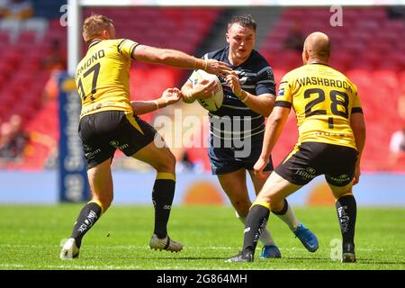 London, Großbritannien. Juli 2021. Loui McConnell (27) von Featherstone Rovers vor Danny Kirkmond (17) von York City Knights und Danny Washbrook (28) von York City Knights in London, Vereinigtes Königreich am 7/17/2021. (Foto von Richard Long/ RL Photography/News Images/Sipa USA) Quelle: SIPA USA/Alamy Live News Stockfoto