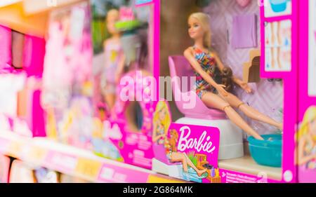 POZNAN, POL - APR 28, 2021: Barbie-Puppen zum Verkauf in einem Ladenregal Stockfoto