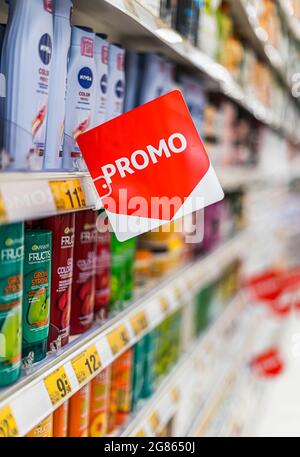 POZNAN, POL - APR 28, 2021: Kosmetik- und Hautpflegeprodukte, die in einem Supermarkt zum Verkauf angeboten werden Stockfoto