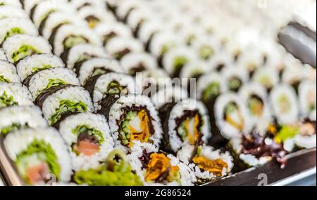 Japanisches Sushi, das in einem europäischen Einkaufszentrum verkauft wurde Stockfoto