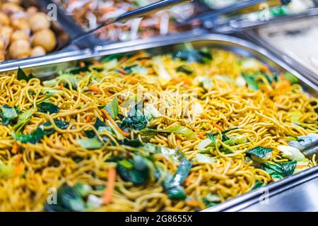 Traditionelle asiatische Lebensmittel, die in einem europäischen Lebensmittelgericht in einem Einkaufszentrum verkauft werden Stockfoto
