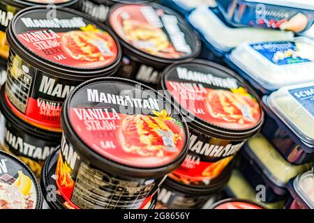 POZNAN, POL - APR 28, 2021: Eiscreme in Manhattan in Aufmachung zum Verkauf in einem handelsüblichen Kühlschrank Stockfoto