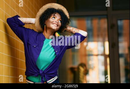 Fröhliche stilvolle Frau mit Problemhaut genießt das Leben und ist sehr glücklich Stockfoto