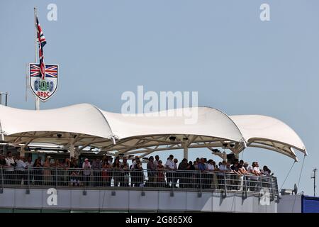 Silverstone, Großbritannien. Juli 2021. Atmosphäre im Kreislauf – Lüfter. 17.07.2021. Formel-1-Weltmeisterschaft, Rd 10, Großer Preis Von Großbritannien, Silverstone, England, Qualifizierender Tag. Bildnachweis sollte lauten: XPB/Press Association Images. Quelle: XPB Images Ltd/Alamy Live News Stockfoto