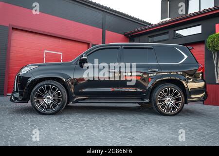 Ukraine, Odessa 8. - 2021. Juli: Ein 2018 Lexus LX 450 Crossover-Auto an der Tankstelle geparkt. Seitenansicht eines modernen schwarzen SUV-Fahrzeugs Stockfoto