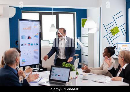 Nervöser Geschäftsmann streitend in Coworking mit Konflikt am Arbeitsplatz beschuldigt schlechte Arbeit Inkompetenz Fehler. Rügen erfolglose Ergebnisse und Rivalität Konzept. Stockfoto