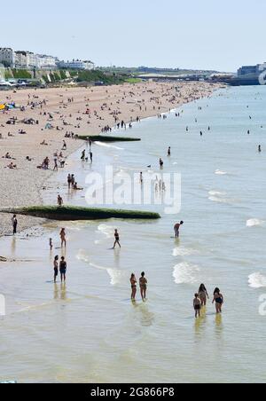 Brighton UK 17. Juli 2021 - Besucher genießen heute das heiße, sonnige Wetter am Brighton Beach. Für das Wochenende wird eine Hitzewelle in ganz Großbritannien prognostiziert, wobei die Temperaturen in einigen Gebieten voraussichtlich über 30 Grad Celsius erreichen werden : Credit Simon Dack / Alamy Live News Stockfoto