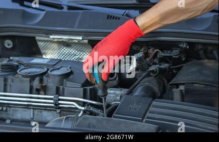 Autoreparatur, Papierluftfilter wechseln. Selektiver Fokus Stockfoto