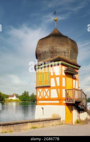 Kleiner Turm am Rheinufer. Historische Architektur in Stein am Rhein, Kanton Schaffhausen, Schweiz. Stockfoto