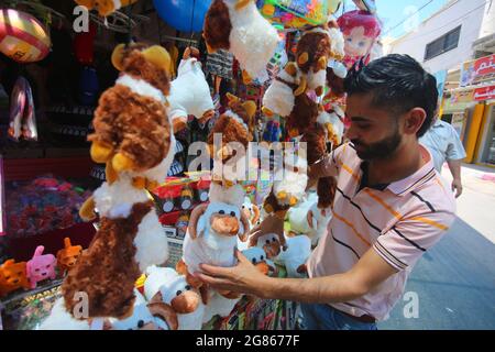 Gaza, Palästina. Juli 2021. 17. Juli 2021, Dair al Balah, der Gazastreifen, Palästina: Ein palästinensischer Händler verkauft Schafsspielzeug, ein Leiter von Eid al-Adha auf dem Stadtmarkt von Dair al Balah im Zentrum des Gazastreifens, Eid al-Adha, Arabisch für das Opferfest, Es ehrt die Bereitschaft von Ibrahim, seinen Sohn Ismail als einen Akt des Gehorsams gegenüber Gottes Befehl zu opfern, Gott stellte ein Lamm zum Opfer statt Ismail. (Bild: © Mahmoud Khattab/Quds Net News via ZUMA Press Wire) Bild: ZUMA Press, Inc./Alamy Live News Stockfoto