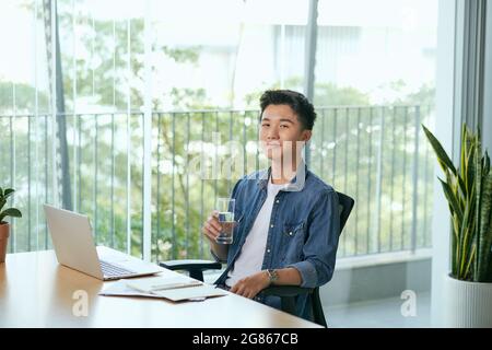 Unternehmer/in und tut seine Arbeit im Cafe Stockfoto