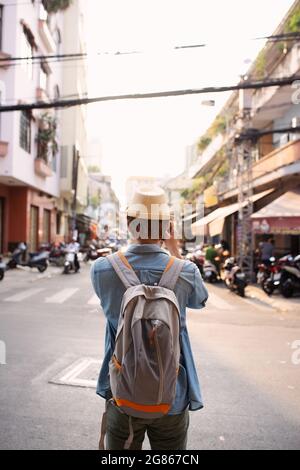 Junge asiatische Reise Backpacker zu reisen und ein Foto zu machen Mit Kamera Stockfoto