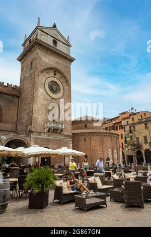 Mantua, Italien. 13. Juli 2021. Blick auf den Uhrenturm auf der Piazza delle Erbe im Stadtzentrum Stockfoto