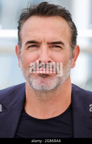 Palais des Festivals, Cannes, Frankreich. Juli 2021. Jean Dujardin posiert beim Fotocall „From Africa with Love“. Bild nach Kredit: Julie Edwards/Alamy Live News Stockfoto