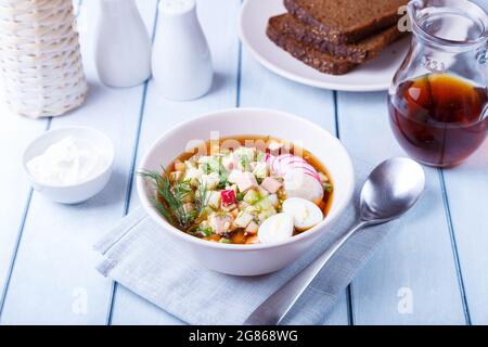 Okroshka mit Kvass und Wurst. Traditionelle klassische kalte russische Suppe. Nahaufnahme. Stockfoto