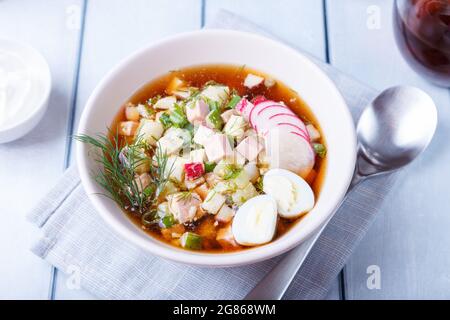 Okroshka mit Kvass und Wurst. Traditionelle klassische kalte russische Suppe. Nahaufnahme. Stockfoto