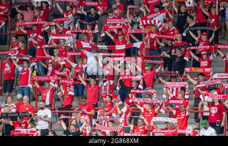 Berlin, Deutschland. Juli 2021. Fußball: Testspiele, 1. FC Union Berlin - Dynamo Dresden, Stadion an der Alten Försterei. Union Berlin-Fans jubeln ihr Team mit Tüchern an. Quelle: Andreas Gora/dpa/Alamy Live News Stockfoto