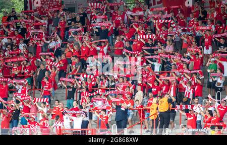 Berlin, Deutschland. Juli 2021. Fußball: Testspiele, 1. FC Union Berlin - Dynamo Dresden, Stadion an der Alten Försterei. Union Berlin-Fans jubeln ihr Team mit Tüchern an. Quelle: Andreas Gora/dpa/Alamy Live News Stockfoto