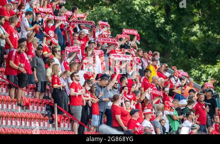 Berlin, Deutschland. Juli 2021. Fußball: Testspiele, 1. FC Union Berlin - Dynamo Dresden, Stadion an der Alten Försterei. Union Berlin-Fans jubeln ihr Team mit Tüchern an. Quelle: Andreas Gora/dpa/Alamy Live News Stockfoto