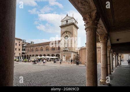 Mantua, Italien. 13. Juli 2021. Blick auf den Uhrenturm auf der Piazza delle Erbe im Stadtzentrum Stockfoto