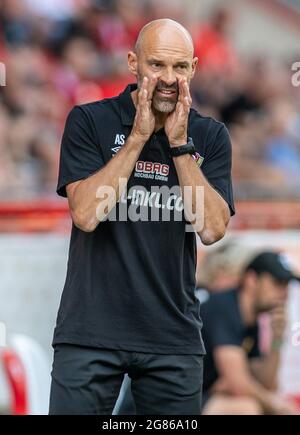 Berlin, Deutschland. Juli 2021. Fußball: Testspiele, 1. FC Union Berlin - Dynamo Dresden, Stadion an der Alten Försterei. Trainer Alexander Schmidt von Dynamo Dresden gibt Anweisungen. Quelle: Andreas Gora/dpa/Alamy Live News Stockfoto