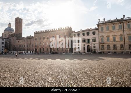 Mantua, Italien. 13. Juli 2021. Panoramablick auf den Sordello-Platz im Stadtzentrum Stockfoto