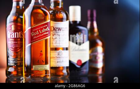 POZNAN, POL - 12. MAI 2021: Flaschen beliebter globaler Whiskey-Marken Stockfoto