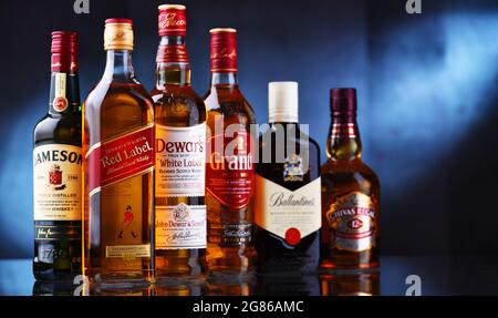 POZNAN, POL - 12. MAI 2021: Flaschen beliebter globaler Whiskey-Marken Stockfoto