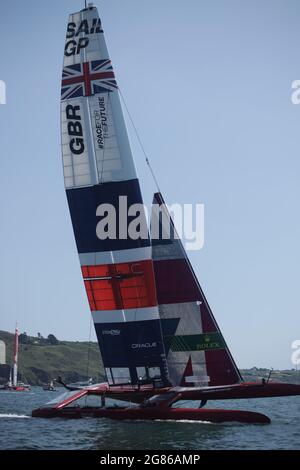 Plymouth, Großbritannien. 17.. Juli 2021. Tag 1 der SailGP Veranstaltung, die an diesem Wochenende in Plymouth stattfindet. An diesem Wochenende wird Paul Goodison als Ben Ainslie, der erfolgreichste olympische Segler aller Zeiten, die Zeit für die Geburt seines neuen Sohnes nehmen. Das britische SailGP-Team besteht aus einigen der besten Sporttalente des Landes mit olympischen Medaillen in verschiedenen Sportarten. Kredit: Julian Kemp/Alamy Live Nachrichten Stockfoto