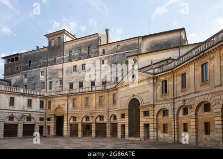 Mantua, Italien. 13. Juli 2021. Blick auf die Piazza Castello im Stadtzentrum Stockfoto