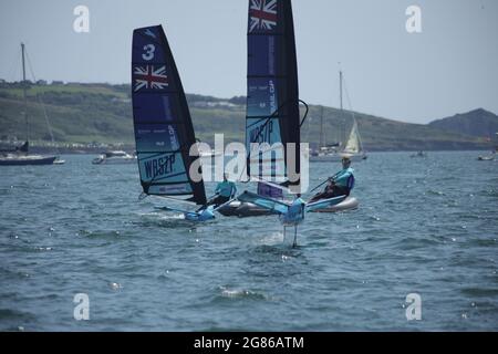 Plymouth, Großbritannien. 17.. Juli 2021. Tag 1 der SailGP Veranstaltung, die an diesem Wochenende in Plymouth stattfindet. An diesem Wochenende wird Paul Goodison als Ben Ainslie, der erfolgreichste olympische Segler aller Zeiten, die Zeit für die Geburt seines neuen Sohnes nehmen. Das britische SailGP-Team besteht aus einigen der besten Sporttalente des Landes mit olympischen Medaillen in verschiedenen Sportarten. Kredit: Julian Kemp/Alamy Live Nachrichten Stockfoto