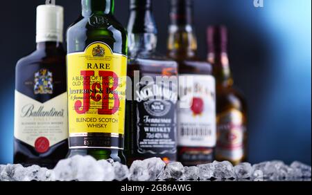 POZNAN, POL - 12. MAI 2021: Flaschen beliebter globaler Whiskey-Marken Stockfoto