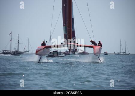 Plymouth, Großbritannien. 17.. Juli 2021. Tag 1 der SailGP Veranstaltung, die an diesem Wochenende in Plymouth stattfindet. An diesem Wochenende wird Paul Goodison als Ben Ainslie, der erfolgreichste olympische Segler aller Zeiten, die Zeit für die Geburt seines neuen Sohnes nehmen. Das britische SailGP-Team besteht aus einigen der besten Sporttalente des Landes mit olympischen Medaillen in verschiedenen Sportarten. Kredit: Julian Kemp/Alamy Live Nachrichten Stockfoto