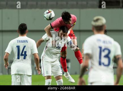 Seoul, Südkorea. Juli 2021. 16. Juli 2021 - Seoul, Südkorea: Der südkoreanische Spieler gewann Du-Jae (2. R) mit dem französischen Spieler Gignac Randal (2. L), der am 16. Juli 2021 im Sangam World Cup Stadium in Seoul, Südkorea, beim Freundschaftsspiel der Olympischen Spiele 2020 in Tokio zwischen Südkorea und Frankreich um den Ball springen konnte. Frankreich-Südkorea erzielt 2:1. (Foto von Lee Young-ho/Sipa USA) Quelle: SIPA USA/Alamy Live News Stockfoto
