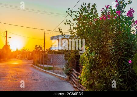 Goldene Farben des schönsten Sonnenuntergangs am Strand von Ialysos auf der griechischen Insel Rhodos. Stockfoto