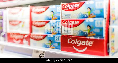 POZNAN, POLEN - 17. JUN 2021: Colgate Zahnpasten werden in einem Supermarkt zum Verkauf angeboten Stockfoto