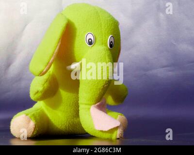 Gelbe Farbe Elefant Tier weichen Spielzeug isolieren auf grauem Hintergrund, Kinder spielen Objekt Bild Stockfoto