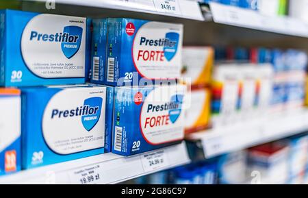 POZNAN, POL - 22. JUN 2021: Pharmazeutische Produkte zum Verkauf in einer Apotheke Stockfoto