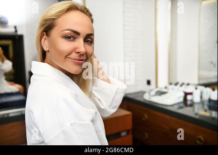 Nahaufnahme des Gesichts einer schönen lächelnden Europäerin in der Kurklinik. Stockfoto