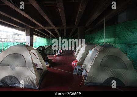 Bangkok, Thailand. Juli 2021. Menschen in Gemeinden entlang der Eisenbahn, Khlong Toei Pier, Bangkok, Thailand, nutzen den Sportplatz unter der Schnellstraße. Umgewandelt in eine Ruhestätte für Coronavirus-Patienten, die heute, am 17. Juli 2021, auf die Aufnahme in das Krankenhaus warten, gibt es 10,082 neue Fälle und 141 neue Todesfälle, Mit der höchsten Anzahl neuer Fälle und neuer Todesfälle seit der Coronavirus-Pandemie (COVID-19) in Thailand. (Foto von Teera Noisakran/Pacific Press) Quelle: Pacific Press Media Production Corp./Alamy Live News Stockfoto