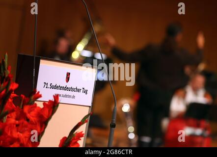 München, Deutschland. Juli 2021. Ein Dirigent steht zu Beginn des Sudetendeutschen Tages auf der Bühne des Gasteig. Quelle: Karl-Josef Hildenbrand/dpa/Alamy Live News Stockfoto