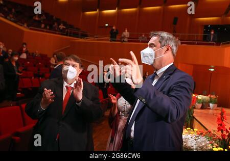 München, Deutschland. Juli 2021. Bernd Posselt (l.), Sprecher der sudetendeutschen Volksgruppe, und Markus Söder, Vorsitzender der CSU, stehen zu Beginn des Sudetendeutschen Tages zusammen. Quelle: Karl-Josef Hildenbrand/dpa/Alamy Live News Stockfoto