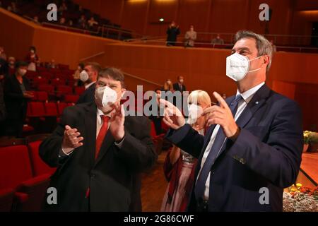 München, Deutschland. Juli 2021. Bernd Posselt (l.), Sprecher der sudetendeutschen Volksgruppe, und Markus Söder, Vorsitzender der CSU, stehen zu Beginn des Sudetendeutschen Tages zusammen. Quelle: Karl-Josef Hildenbrand/dpa/Alamy Live News Stockfoto