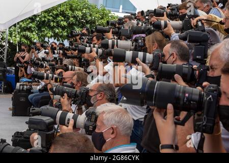 Cannes, Frankreich. Juli 2021. Fotografen, die am 17. Juli 2021 beim Fotocall von „OSS 117: From Africa With Love“ während des 74. Jährlichen Filmfestivals in Cannes im Palais des Festivals in Cannes, Frankreich, zu sehen waren. Quelle: dpa picture Alliance/Alamy Live News Stockfoto