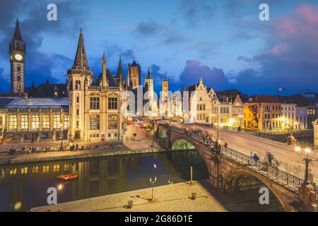 Hoher Aussichtspunkt der mittelalterlichen Stadt Gent in Flandern mit der Nikolaikirche und dem Rathaus von Gent, Belgien. Sonnenuntergang Stadtbild von Gent. Stockfoto